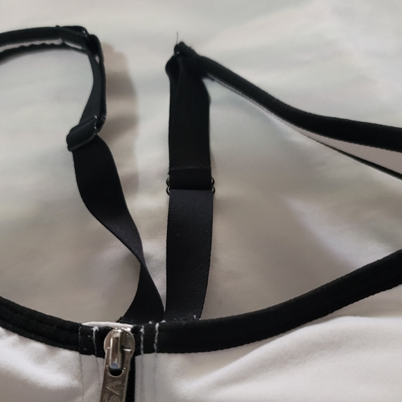 Victoria Secret sports BRA  34DD - Picture 3 of 7